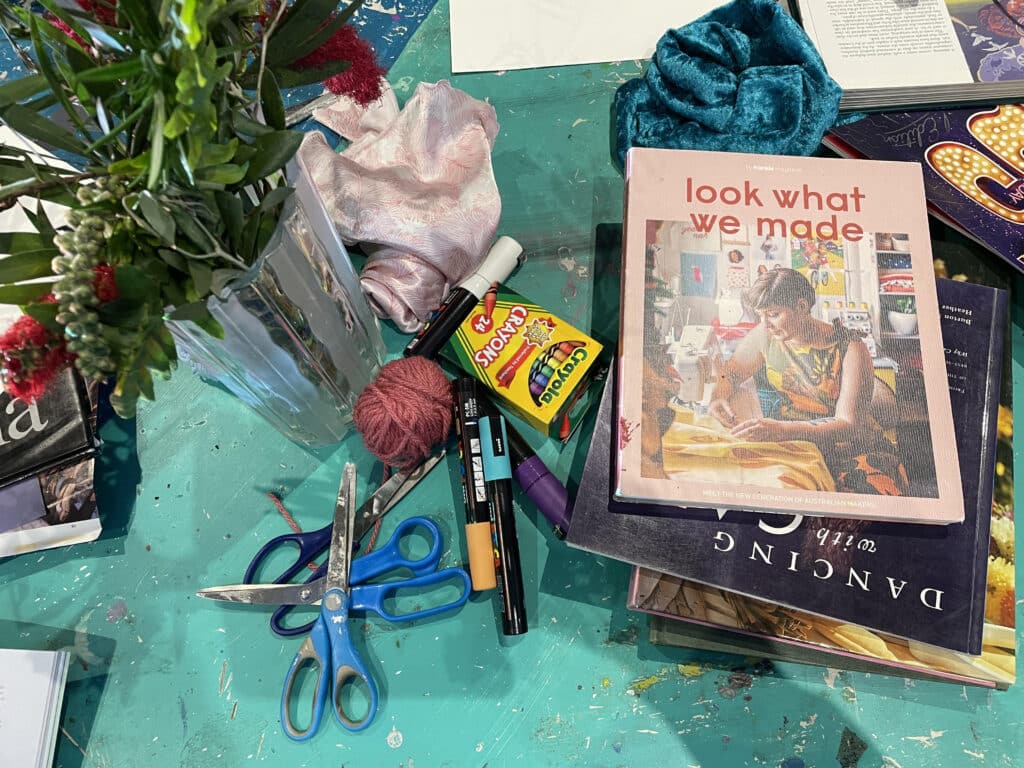 materiales de arte de collage, revistas, pegamento, tijeras, bolígrafos de colores, crayones, lana.