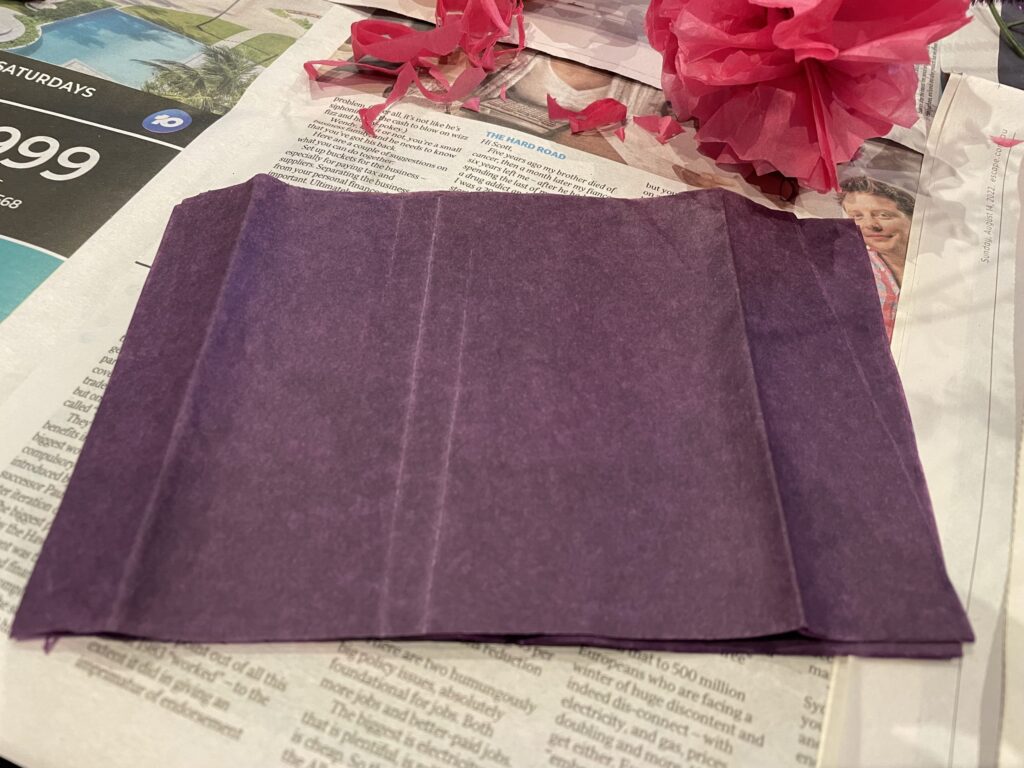 capas de papel púrpura una sobre la otra