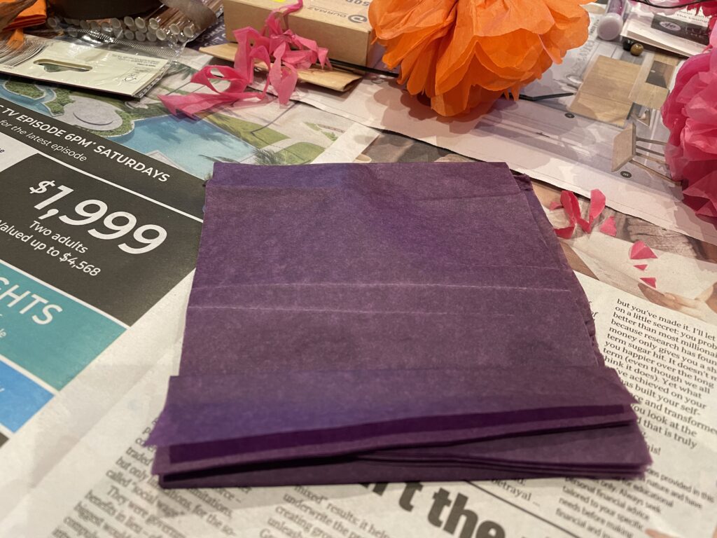 capas de púrpura crean papel doblado una pulgada en un extremo