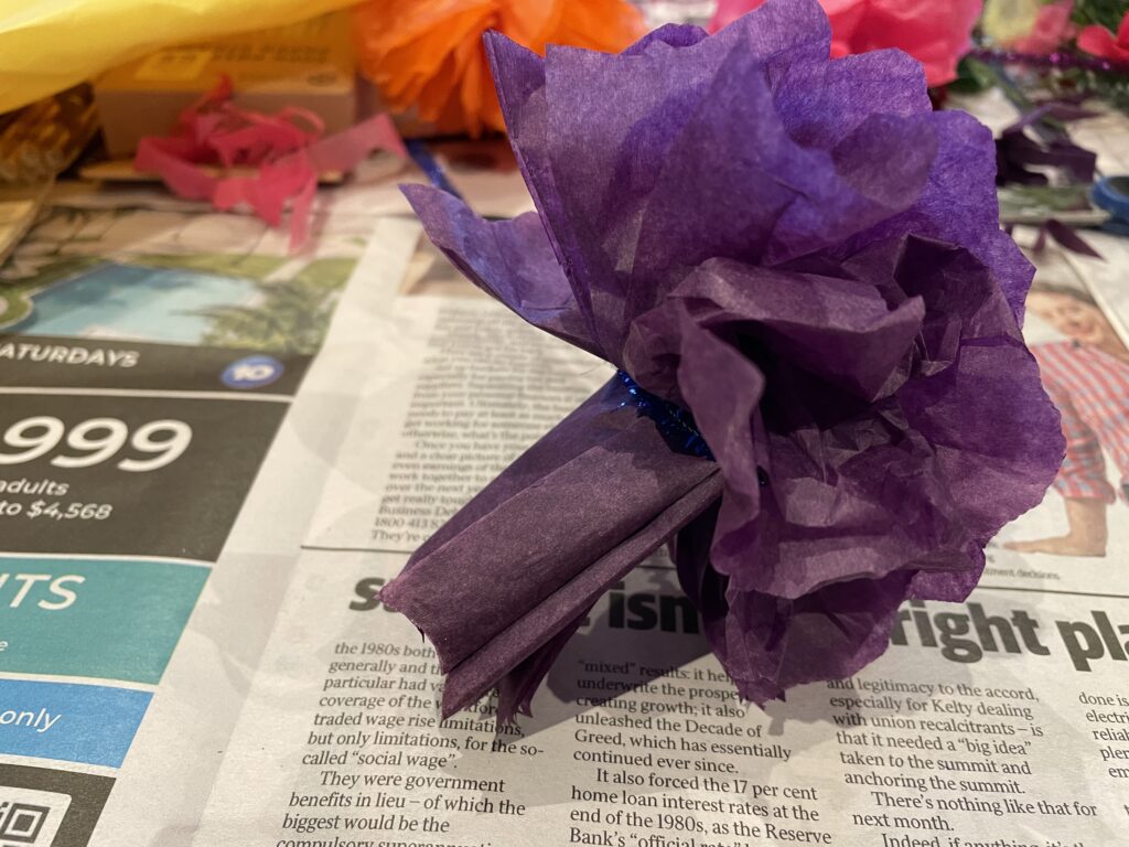 Flores de papel con pétalos