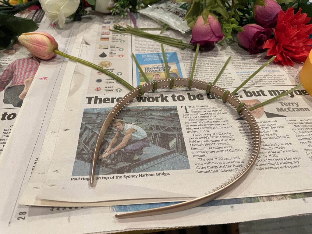 diadema con ataduras de cables atadas alrededor