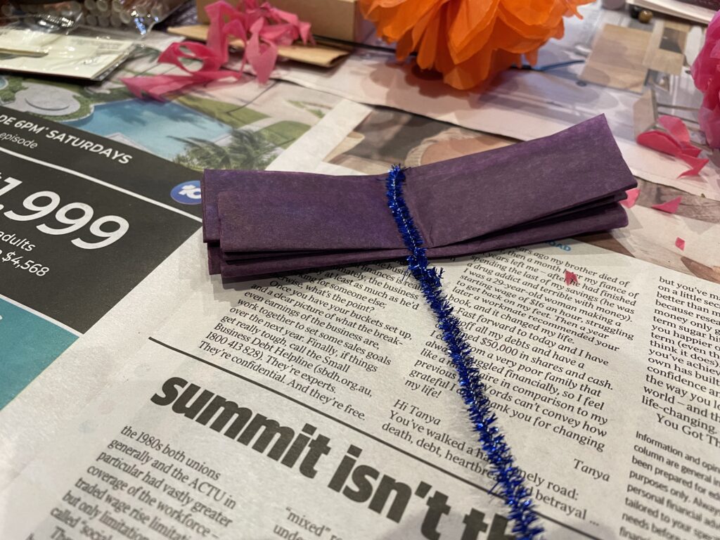 doblado sobre crear papel con limpiapipas atado alrededor del medio.