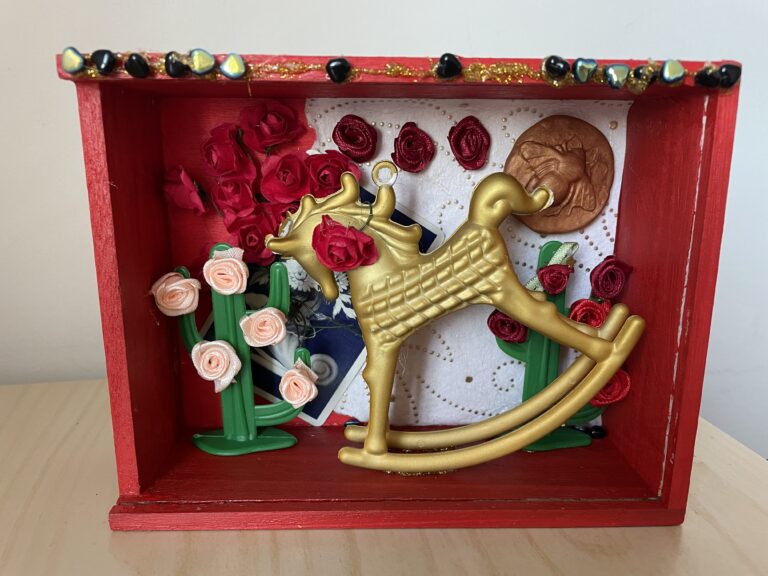 Caja de diorama terminados con pequeñas baratijas en el interior